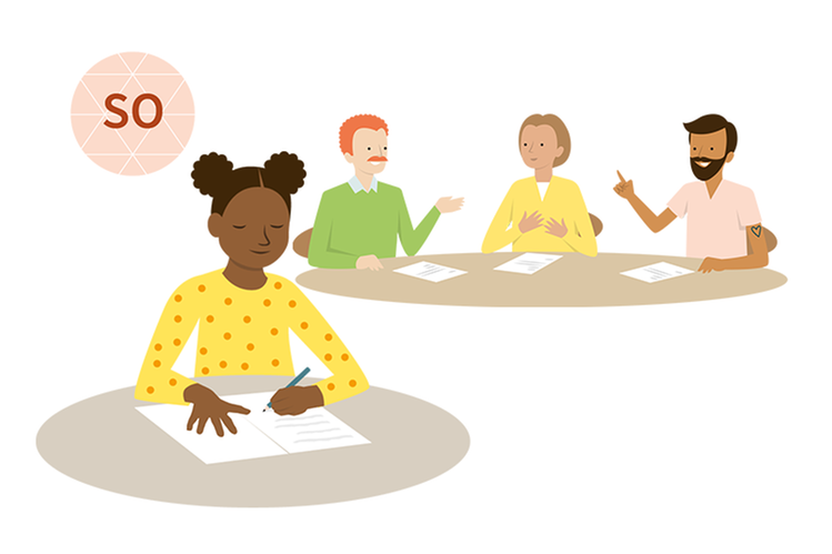 Längst fram i bild illustreras en flicka som sitter och skriver för hand. Ovanför henne syns symbolen för ämnet SO skrivet med versaler i en rosa knapp. Uppe till höger i bild syns tre lärare som diskuterar vid ett bord.