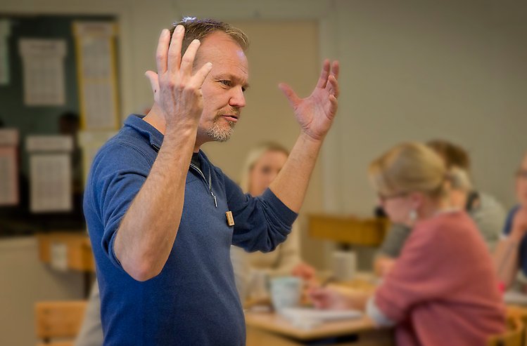 Mattias Walan från föreningen Framtidsfrön håller en workshop med lärarna på Aggerudsskolan.